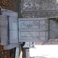 Takšen je bil koprivski spomenik, preden sta ga v roke vzela dva 
domača kamnoseka.   