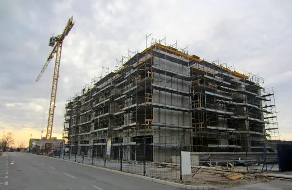 Občina bo v novem stolpiču soseske Brinje ob Istrski ulici kupila 
dve stanovanji za neprofitni najem in en poslovni prostor za 
potrebe krajevne skupnosti, v naslednjih letih, ko bodo zgradili še 
en stolpič, pa načrtuje kupiti še dve stanovanji. 