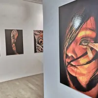 Umetnine Alexa De Paseja v njegov studio v Gradežu vsakodnevno 
pritegnejo stranke z vsega sveta, ki zaradi njegove zasedenosti 
čakajo na tetoviranje  čakajo tudi več kot dve leti.