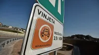 Ministrstvo za infrastrukturo ne razmišlja o ukinitvi vinjetnega 
sistema na posameznih odsekih avtocest in hitrih cest.