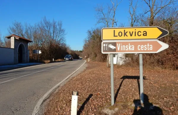  Na robu goriškega Krasa je še vedno prostor, rezerviran za  malo turistično naselje. Se bo kdaj našel 
investitor?