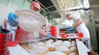 Krofi postajajo vse bolj priljubljeni tudi med letom, največ pa jih 
seveda prodajo v pustnem času.