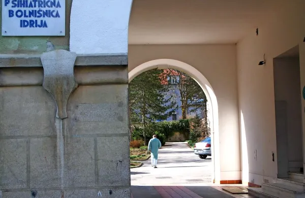 

Pred tremi leti sta varnostnika v kuhinji psihiatrične bolnišnice v 
Idriji pri tatvini hrane zalotila očeta in sina.

