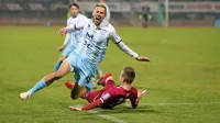 Tako je Andrija Filipović (v ospredju) na robu kazenskega prostora 
izsilil enajstmetrovko za Gorico proti Triglavu.