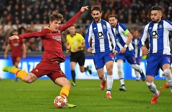 Niccolo Zaniolo (z žogo) je na prvi medsebojni tekmi s Portom 
zabil oba gola za Romo. 