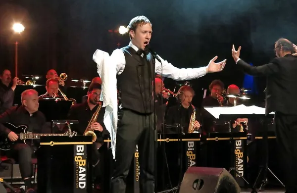 Klemen Slakonja je v Koper pripotoval s koncertom, na katerem ga spremlja  Big Band RTV Slovenija z dirigentom Lojzetom Krajnčanom.   