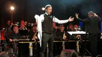 Klemen Slakonja je v Koper pripotoval s koncertom, na katerem ga spremlja  Big Band RTV Slovenija z dirigentom Lojzetom Krajnčanom.   