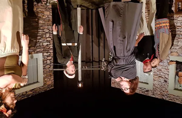 Igralke in igralci Kulturnega in razvojnega društva Brce se pripravljajo na premiero predstave Kraške intrige.