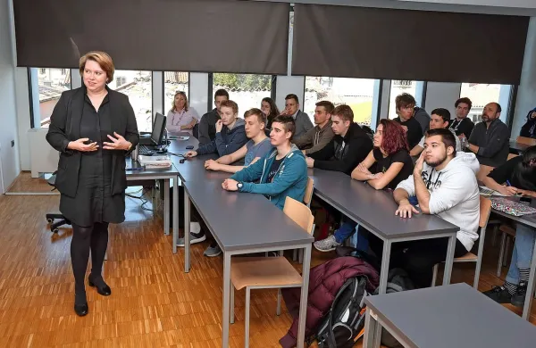      Pogosto je edini namen lažnih novic ustvarjati dobiček, velikokrat 
želijo tudi vplivati na bralčeva prepričanja o svetu, je mlade 
poučila  Jessi McCarthy iz organizacije Newseum.
