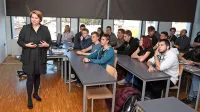      Pogosto je edini namen lažnih novic ustvarjati dobiček, velikokrat 
želijo tudi vplivati na bralčeva prepričanja o svetu, je mlade 
poučila  Jessi McCarthy iz organizacije Newseum.