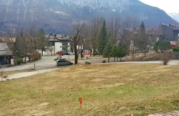 Komunalno bodo uredili 7500 kvadratnih metrov zemljišča za 
nove hiše nad Kaninsko vasjo. 