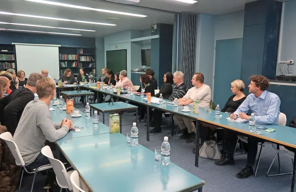 Ker se je pojavil dvom, koliko dejansko znaša izguba bolnišnice, je 
svet zavoda naročil, naj letno poročilo pregleda revizor. (Fotografija je simbolična, prikazuje eno izmed preteklih sej zavoda.) 