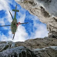 V bližini spodnje postaje Skripi je italijanski deskar padel v 15 
metrov globoko in široko jamo, od koder so ga bovški gorski 
reševalci z vitlom potegnili v vojaški helikopter in ga odpeljali v 
jeseniško bolnišnico.