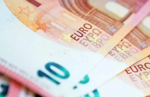 20-letnik je domačina najprej brutalno pretepel, nato pa mu je iz
žepa vzel vsega 20 evrov.