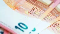 20-letnik je domačina najprej brutalno pretepel, nato pa mu je  iz 
žepa vzel vsega 20 evrov.