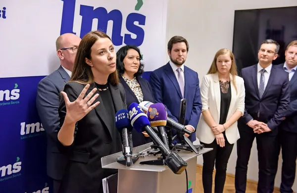 Stranka LMŠ je z izbiro Irene Joveve (pred mikrofoni) za nosilko 
svoje liste na evropskih volitvah poskrbela za precejšnje presenečenje, a prehajanje novinarjev v politiko je bilo aktualno na 
vseh volitvah v vseh mandatih.  