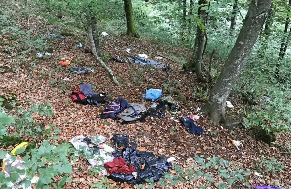 Takšne fotografije v zadnjem obdobju nastajajo v gozdovih na 
Bistriškem, ki jih  prečkajo migranti. 