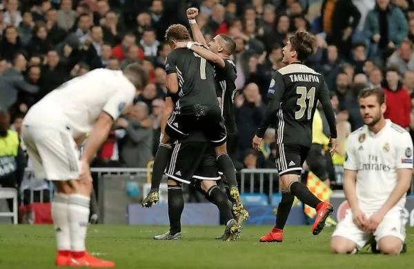 Ajaxovi nogometaši (v temnejših dresih) so spravili na kolena 
Real.