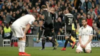 Ajaxovi nogometaši (v temnejših dresih) so spravili na kolena 
Real.