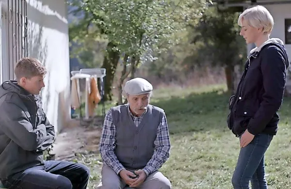 Janko Mandić (levo) in Barbara Cerar v vlogi blejskih kriminalistov.