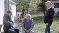 Janko Mandić (levo) in Barbara Cerar v vlogi blejskih kriminalistov.