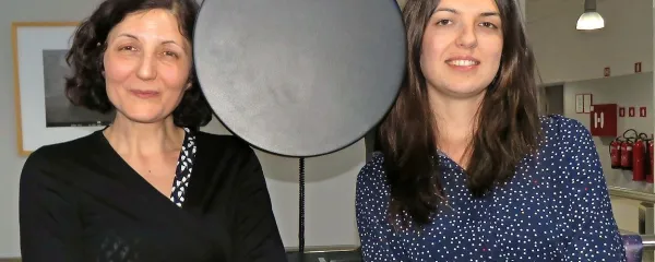 Gabrijela Zaharijaš in Tanja Petrushevska (z leve) živita v Trstu in 
se vozita na delo v laboratorije UNG v Ajdovščini. 
