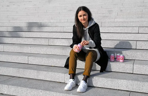 Rose vino v roza pločevinki pod blagovno znamko Bitchy Club je  
namenjen ženskam in njihovim trenutkom, pravi Anja Korenč.  