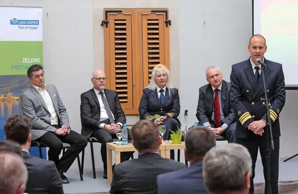 Direktor uprave za pomorstvo Jadran Klinec (desno) in govorniki 
okrogle mize (z leve) Marko Perković, Dimitrij Zadel in Dolores 
Brenko Škerjanc, ki jih je v pogovoru vodil  Andrej Androjna iz 
Fakultete za pomorstvo in promet.   