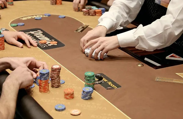 Goriški goljuf je lažno prijateljstvo sklenil s Tržačanom na 
nedavnem poker turnirju v novogoriški igralnici Perla.