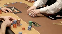 Goriški goljuf je lažno prijateljstvo sklenil s Tržačanom na 
nedavnem poker turnirju v novogoriški igralnici Perla.