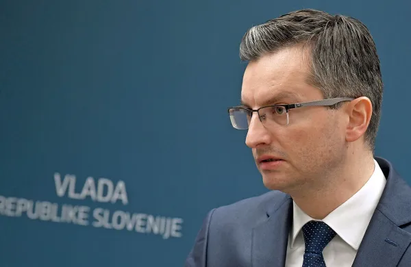 V vladi Marjana Šarca (na sliki) si afere kar podajajo kljuko. 