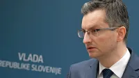 V vladi Marjana Šarca (na sliki) si afere kar podajajo kljuko. 