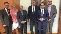 Na ustanovni seji so še poklepetali o tem, kaj naj bi počeli. Konkretne naloge in način dela bodo opredelili na 
prihodnjih srečanjih. Na fotografiji z leve: Felice Žiža, Meira Hot, Branko Simonovič, Vojko Starovič, Gregor Perič 
in Matej Tašner Vatovec.