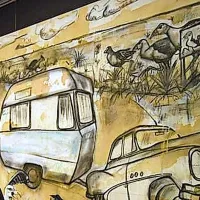 Tanja Makuc pred svojo sliko Počasni pukeko in modri karavan