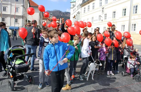 Z rdečimi baloni - simbolom ljubezni in upanja - v podporo 
otrokom z redkimi boleznimi in njihovim staršem.