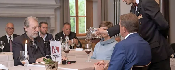 Ena od Gruzovinovih nalog bo tudi dekantiranje steklenice vina in
njegova predstavitev ter natakanje.