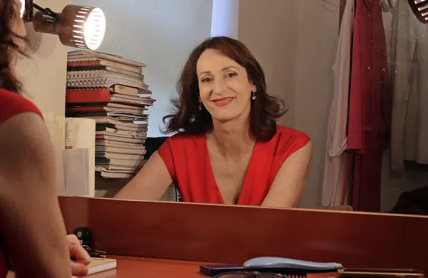 O sebi, pa tudi o vseh drugih vlogah, tako v gledališču kot v 
življenju, bo Saša Pavček pod žarometi male dvorane Gledališča 
Koper jutri ob 19. uri spregovorila z novinarko Primorskih novic 
Vesno Humar.