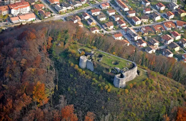 Na tolminskem  gradu  bodo obnovili tudi severno stran obzidja. 