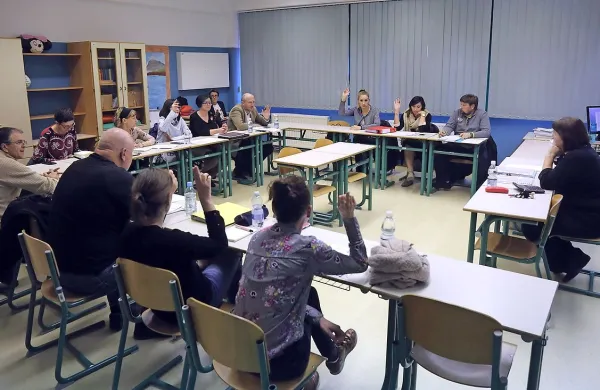 Člani sveta zavoda, ki so na fotografiji desno in levo od sklicateljice seje (podpredsednica Valentič Kostićeva), so resnično  razdeljeni.