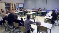 Člani sveta zavoda, ki so na fotografiji desno in levo od sklicateljice seje (podpredsednica Valentič Kostićeva), so resnično  razdeljeni.