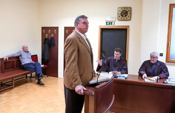 Anton Može (stoji) bo na ponovljenem sojenju pred sodnico sam, 
saj je zoper njegovega soseda Milana Martinčiča (levo), s katerim 
sta se sprla in stepla, tožilstvo ob koncu prvega sojenja umaknilo 
obtožbo. 