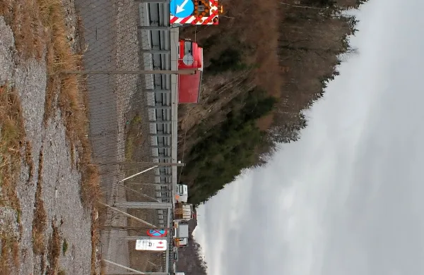 Območje na Ravbarkomandi, pred začetkom viadukta,  je ena možnih lokacij, kjer bi lahko umestili nov avtocestni priključek za 
Postojno.