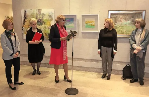 Razstavo Misli v barvah so  na dan žena   v Kulturnem centru Lojze Bratuž v Gorici odprle ženske.  