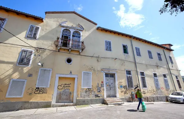 Pročelje stavbe, v kateri je bil nekoč samostan, v drugi polovici 20. 
stoletja pa porodnišnica, je umazano, notranjost pa je še v 
bistveno slabšem stanju. 