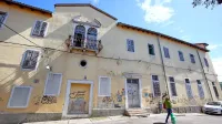 Pročelje stavbe, v kateri je bil nekoč samostan, v drugi polovici 20. 
stoletja pa porodnišnica, je umazano, notranjost pa je še v 
bistveno slabšem stanju. 