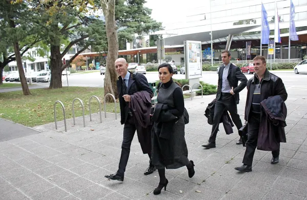 Po tem, ko sta se koprska višja sodnika izločila iz pritožbenega postopka v zadevi Vasić zaradi Polke 
Bošković (na fotografiji spredaj z odvetnikom Velimirjem Cugmasom), je sedaj senat končno sestavljen.