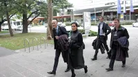 Po tem, ko sta se koprska višja sodnika izločila iz pritožbenega postopka v zadevi Vasić zaradi Polke 
Bošković (na fotografiji spredaj z odvetnikom Velimirjem Cugmasom), je sedaj senat končno sestavljen.