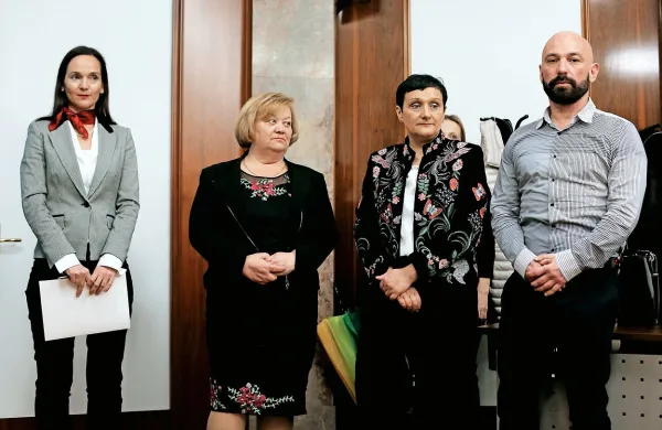 Državna sekretarka Pia Vračko (prva levo) je včeraj govorila povsem drug jezik kot predstavniki sindikata, zbornice 
in strokovnega kolegija:  Dragica Kekec,  Monika Ažman in Branko Bregar.