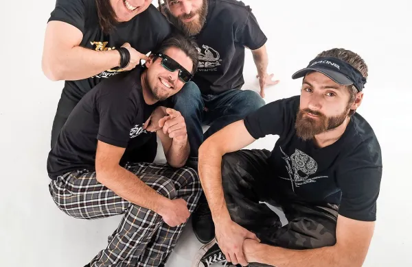 Soki, Buda, Slavc in Berto se ogrevajo za petkov delno akustični koncert na Mostovni.