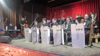 Obujeni Plesni orkester Idrija je v čast svojemu slovitemu predhodniku po štirih desetletjih igral vsaj toliko stare melodije za 
ples.